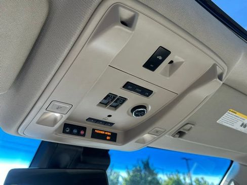 Used 2017 Cadillac Escalade ESV Premium Luxury AWD/4WD image 32