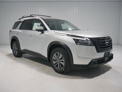 New 2025 Nissan Pathfinder SV w/ Black Appearance Package image 3