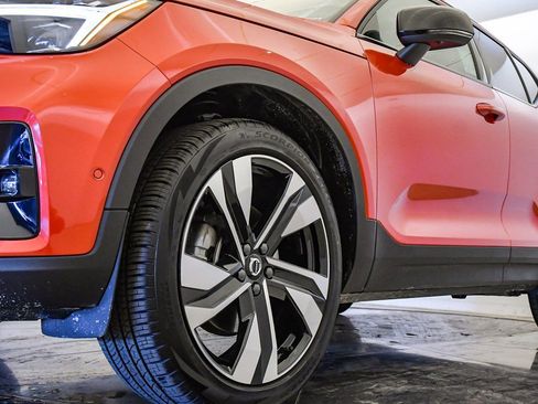 Certified 2025 Volvo XC40 B5 Ultra w/ Climate Package image 9