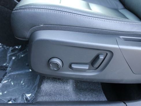 Used 2025 Volvo XC40 B5 Core image 14