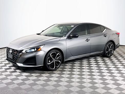 Used 2023 Nissan Altima 2.5 SR w/ SR Premium Package FWD image 4