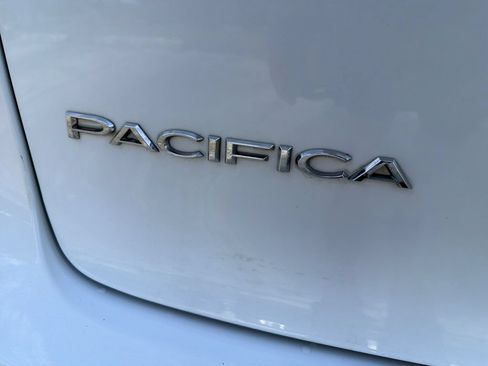 Used 2023 Chrysler Pacifica Touring-L FWD image 9
