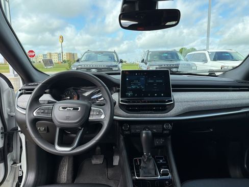 Used 2024 Jeep Compass Latitude image 22