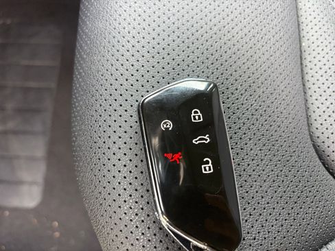 Used 2025 Volkswagen Atlas Cross Sport SE image 28