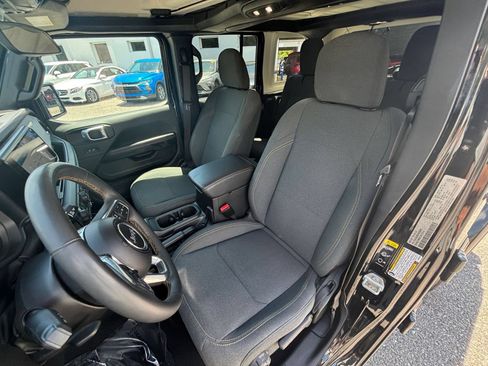 Used 2025 Jeep Wrangler Unlimited Sahara AWD/4WD image 31