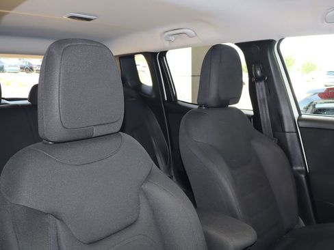 Used 2019 Jeep Renegade Latitude FWD image 42