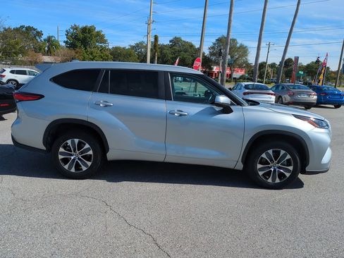 Used 2023 Toyota Highlander XLE image 3