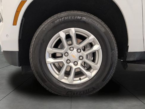 Used 2026 Chevrolet Suburban LT w/ Comfort Package AWD/4WD image 3