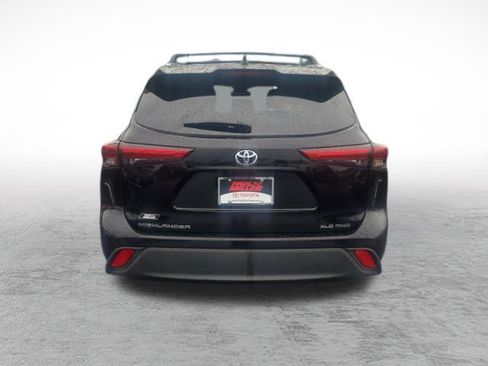 Used 2021 Toyota Highlander XLE AWD/4WD image 7