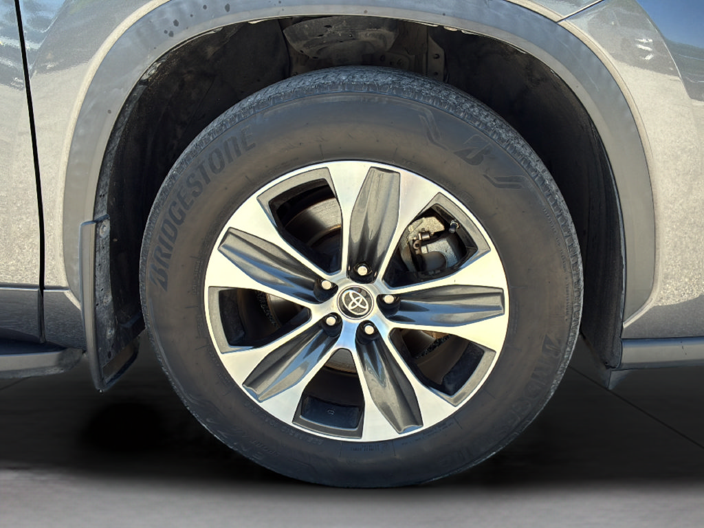Used 2022 Toyota Highlander XLE FWD image 31