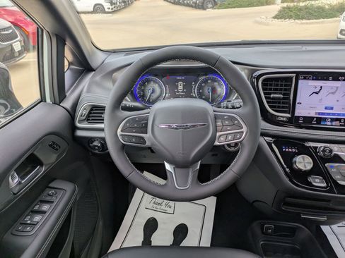 New 2026 Chrysler Pacifica Select image 18