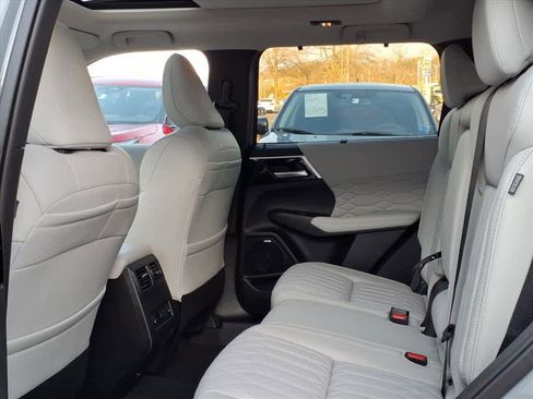 New 2026 Mitsubishi Outlander SEL image 13