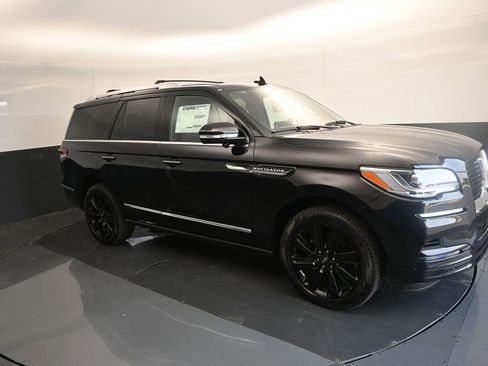 Used 2024 Lincoln Navigator Reserve image 2