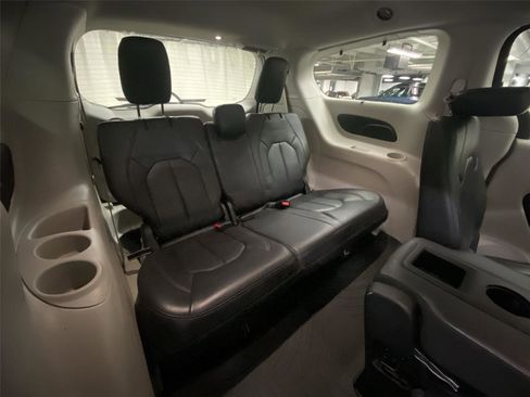 Used 2017 Chrysler Pacifica Touring-L FWD image 29