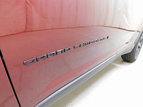 New 2025 Jeep Grand Cherokee Altitude image 12