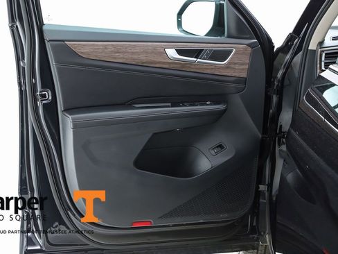 Used 2025 Volkswagen Atlas SEL AWD/4WD image 18