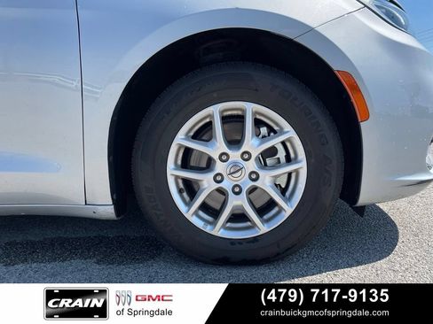 Used 2024 Chrysler Pacifica Touring-L FWD image 32