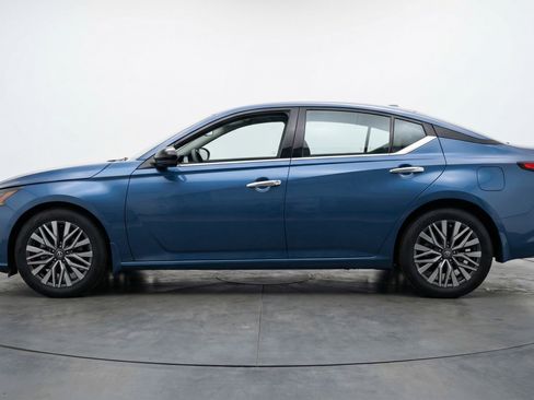Used 2025 Nissan Altima 2.5 SV image 5