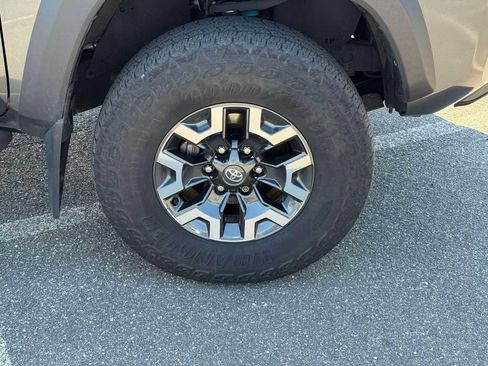 Used 2022 Toyota Tacoma TRD Off-Road AWD/4WD image 9