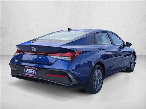 Used 2024 Hyundai Elantra SEL FWD image 5