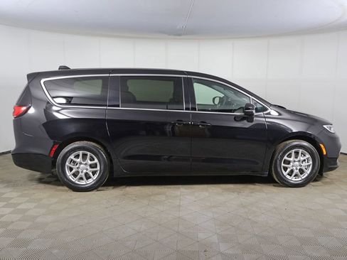 Used 2025 Chrysler Pacifica Select FWD image 15