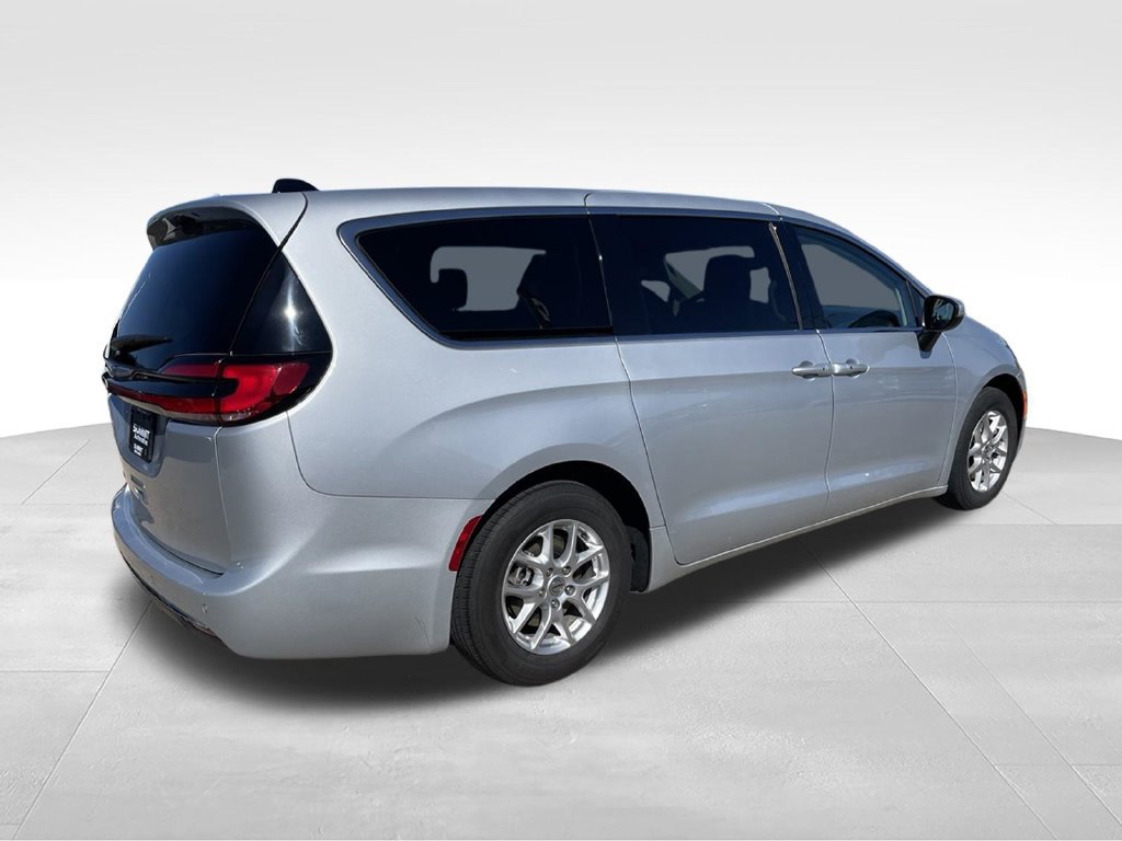 Used 2023 Chrysler Pacifica Touring-L FWD image 4