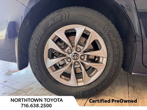 Used 2025 Toyota Sienna XLE AWD/4WD image 19