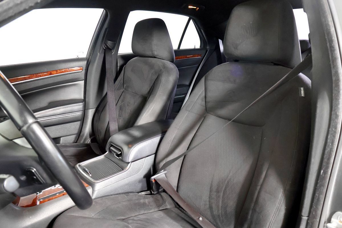 Used 2012 Chrysler 300 RWD image 20