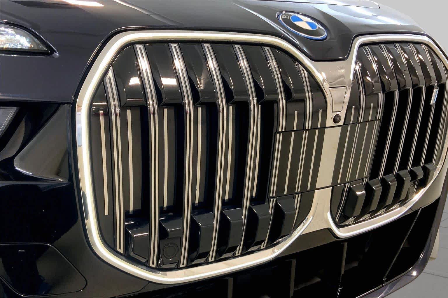 Used 2023 BMW i7 xDrive60 w/ Executive Package 2 AWD/4WD image 32