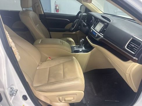 Used 2016 Toyota Highlander Limited FWD image 31