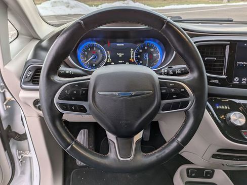 Certified 2018 Chrysler Pacifica Touring-L Plus image 16