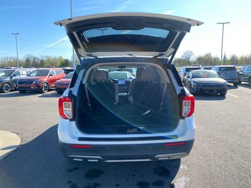 Used 2022 Ford Explorer XLT w/ Equipment Group 202A RWD image 9