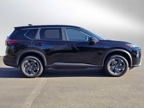 Used 2024 Nissan Rogue SV AWD/4WD image 2