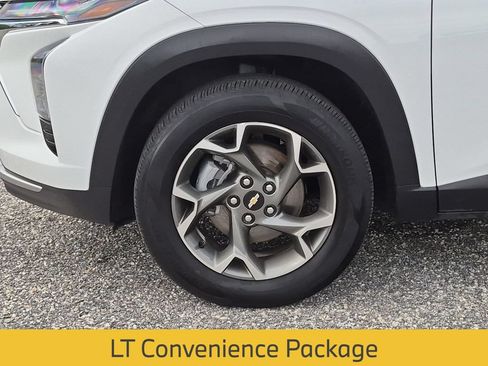 Used 2025 Chevrolet Trax LT w/ LT Convenience Package FWD image 13