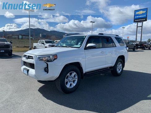 Used 2023 Toyota 4Runner SR5 Premium image 3