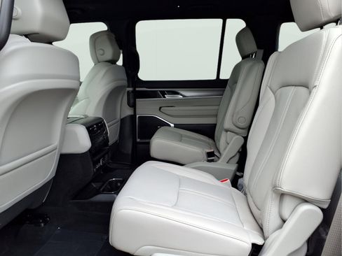 New 2026 Jeep Grand Wagoneer 2WD image 9