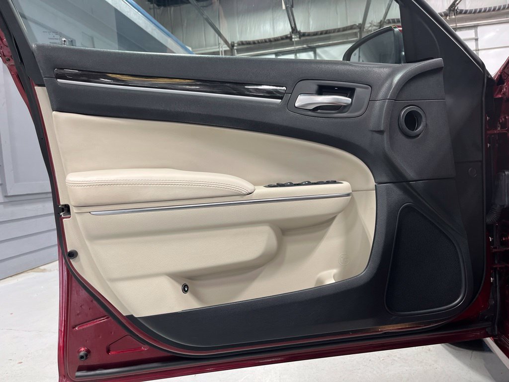 Used 2018 Chrysler 300 Touring L RWD image 10