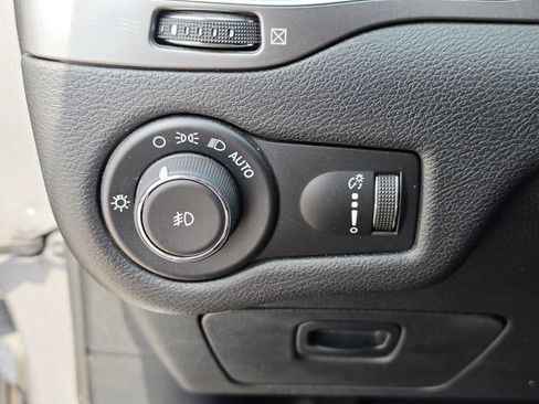 Certified 2019 Jeep Cherokee Latitude w/ Popular Appearance Group FWD image 27