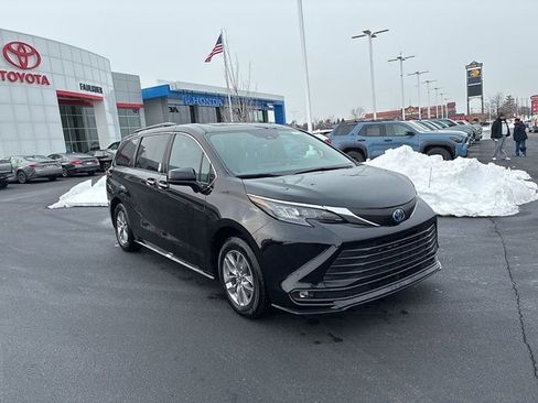 Used 2025 Toyota Sienna XLE image 2