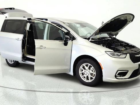 Used 2024 Chrysler Pacifica Touring-L FWD image 7
