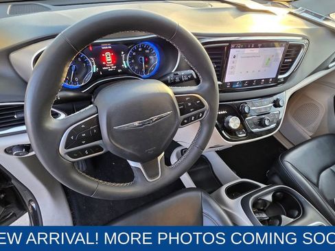 Used 2023 Chrysler Pacifica Touring-L image 12