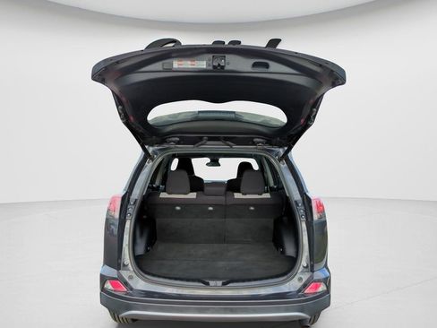 Used 2018 Toyota RAV4 XLE FWD image 9
