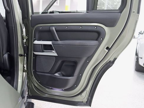 Used 2020 Land Rover Defender 110 SE image 40