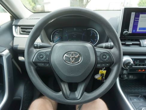 Used 2025 Toyota RAV4 LE AWD/4WD image 3