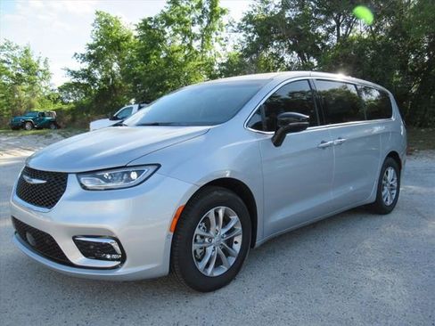 New 2026 Chrysler Pacifica Select FWD image 3