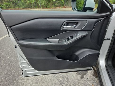Certified 2025 Nissan Rogue SV FWD image 16