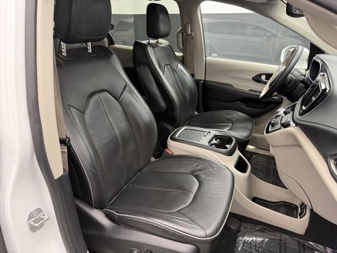 Used 2020 Chrysler Pacifica Limited w/ 8-pass Seating Package image 54