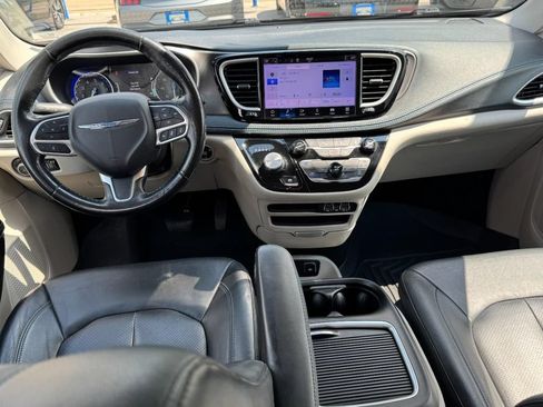 Used 2021 Chrysler Pacifica Touring-L FWD image 12