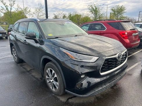 Used 2021 Toyota Highlander XLE AWD/4WD image 2