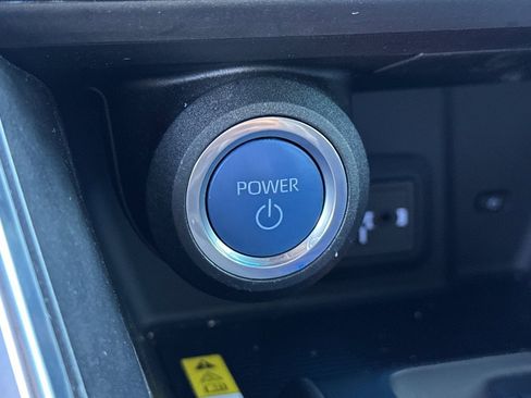 Used 2022 Toyota Venza LE image 34